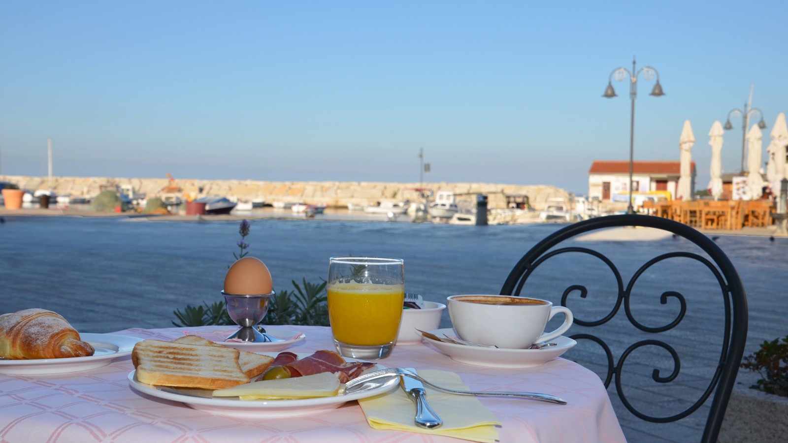 Frühstück auf der Terrasse mit Meerblick